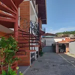 Pereque Açu, 200 m. praia. Aconchegante e espaçoso
